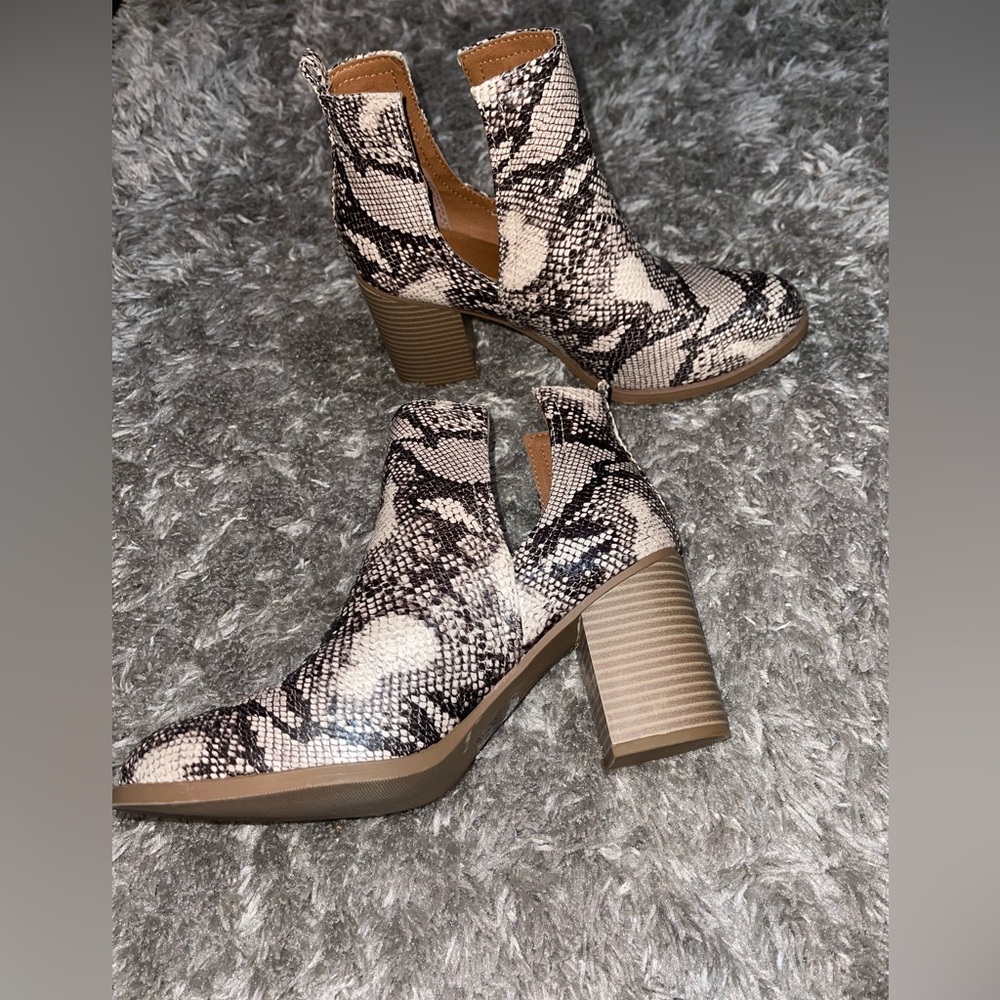 Never worn, great condition